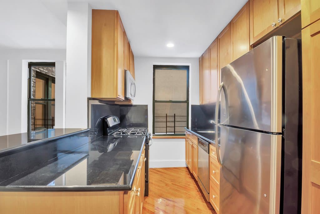 226 East 70 Street #2F, Manhattan, NY 10021 1