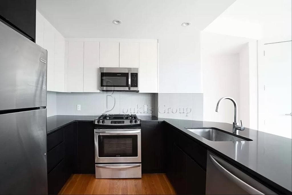 11-6 Broadway #8B, Queens, NY 11106 - Image 4