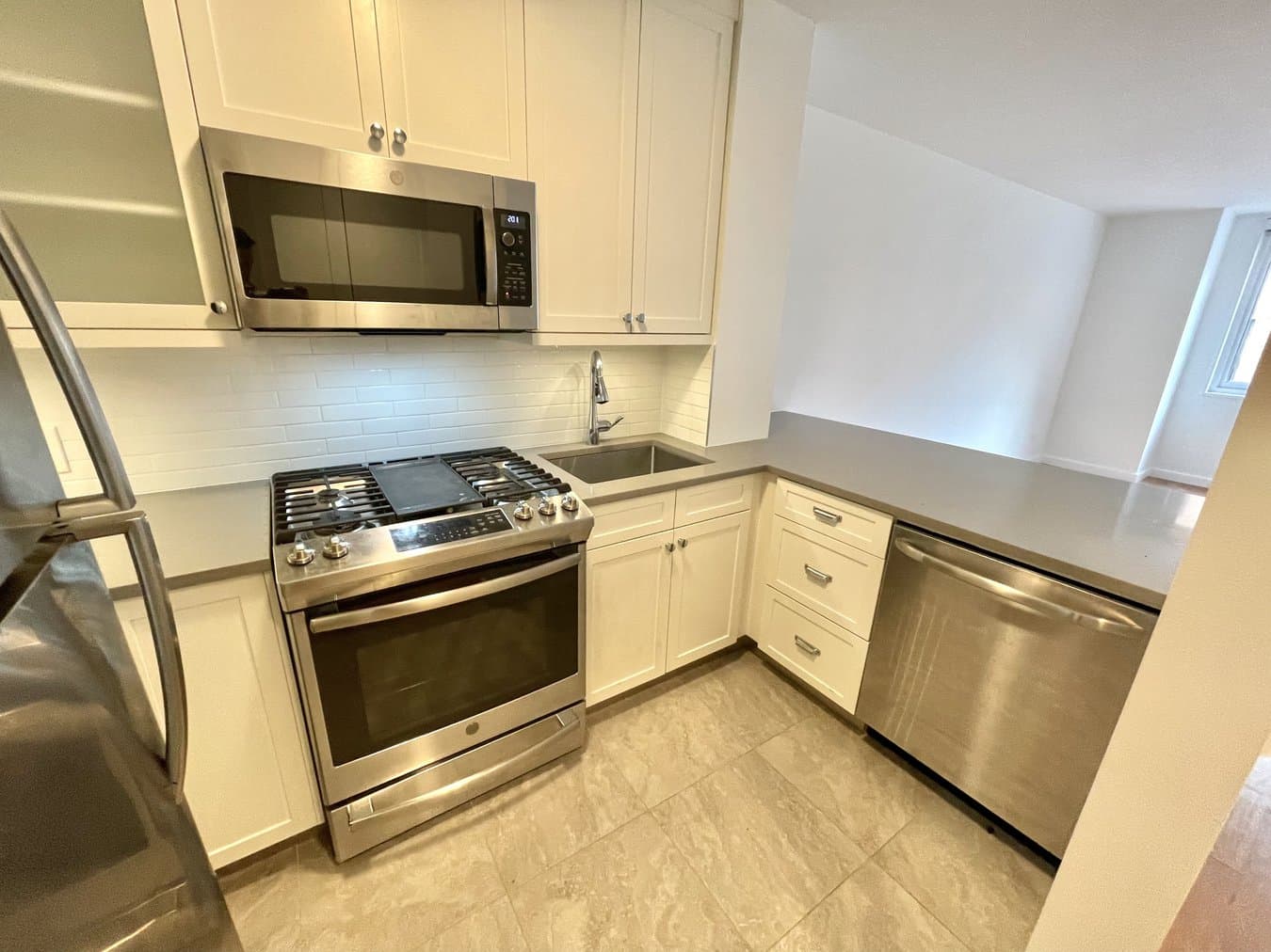 2 Lincoln Square 60 West 66 Street #6I, Manhattan, NY 10023 1