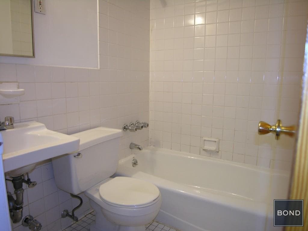 220 1 Avenue #8, Manhattan, NY 10009 1