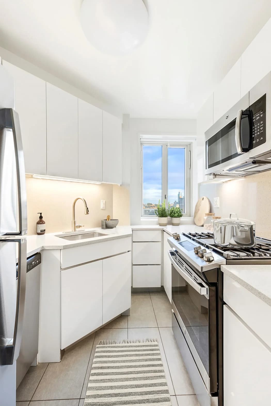 21 Stuyvesant Oval #05-F, Manhattan, NY 10009
