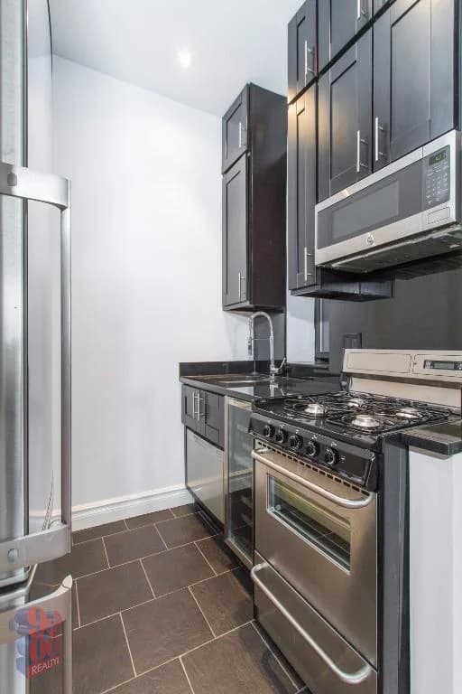 722 10 Avenue #2B, Manhattan, NY 10019 1